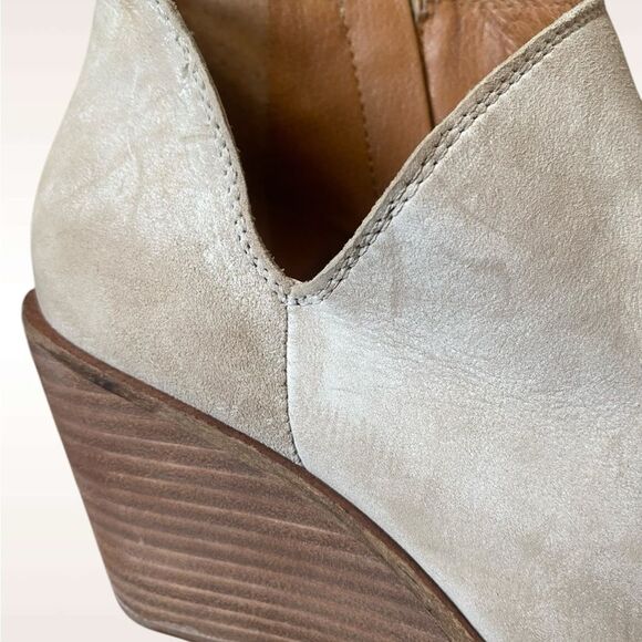 Lucky Brand Cream Suede Ankle Booties V-Cut wedge Melindi boots NWOB size 7.5 - Picture 7 of 13